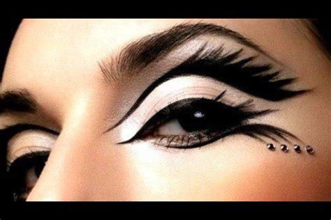 Pin By Sara Maximus On Beauty Dramatic Eyeliner White Eyeliner