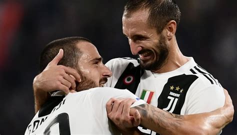 في لقطة طريفة شهدتها مباراة إيطاليا وإسبانيا، التي جمعت المنتخبين، في قبل نهائي بطولة كأس الأمم الأوروبية يورو 2020″، مساء الثلاثاء، حاولت مسؤولة أمن بالملعب منع ليوناردو بونوتشي، مدافع الأزوري، من العودة للملعب. إصابة كيلليني تعيد بونوتشي لحسابات ساري