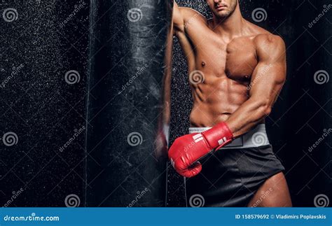 Hombre Muscular Caliente Con Torso Desnudo Y Bolsa De Punteo Foto De