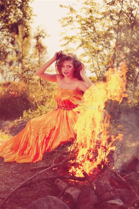 Schöne Hexe Im Wald Nahe Dem Feuer Magisches Frau Celebrat Stockfoto