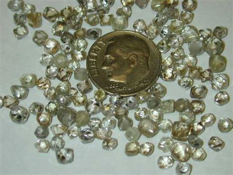 Classé par nos clients dans le top 40 brut. Photos des différentes qualités de diamants bruts et taillés