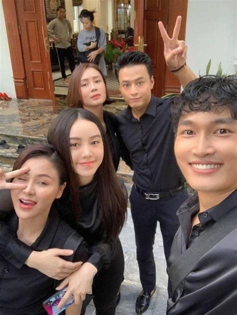 Ở tập này, minh (lương thu trang) lại có cuộc hẹn gặp riêng với kiên (hồng đăng). Loạt ảnh hậu trường của Hướng dương ngược nắng khiến dân ...