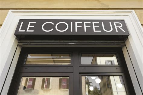Le métier de coiffeur mélange relationnel, dextérité, de la technique et une grande connaissance dans l'hygiène et les soins apportés aux. LE COIFFEUR, HAIR SALON, Italy - Fiandre