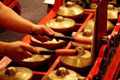 Bonang merupakan salah satu alat musik yang digunakan dalam gamelan jawa. bonang | Oregon ArtsWatch