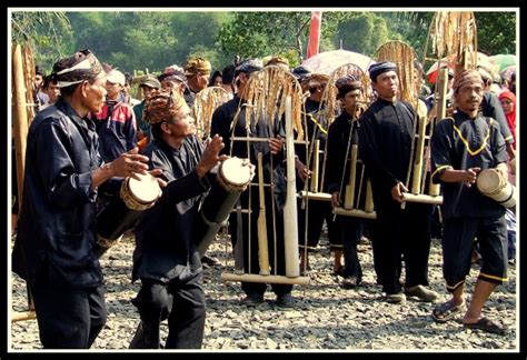 Angklung adalah alat musik yang berasal dari daerah jawa barat. Angklung Buhun Kesenian Tradisional Masyarakat Baduy di Banten - Cinta Indonesia