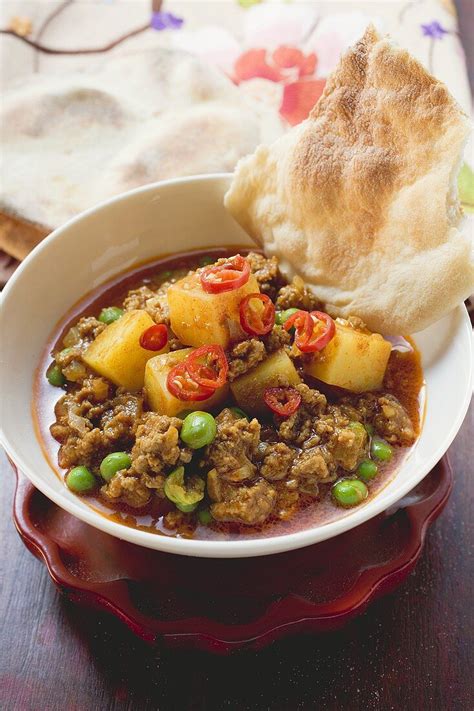 Indian Mince Dish With Flatbread License Images 870421 Stockfood