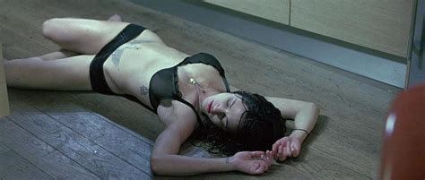 Nude Video Celebs Asia Argento Nude Boarding Gate 2007