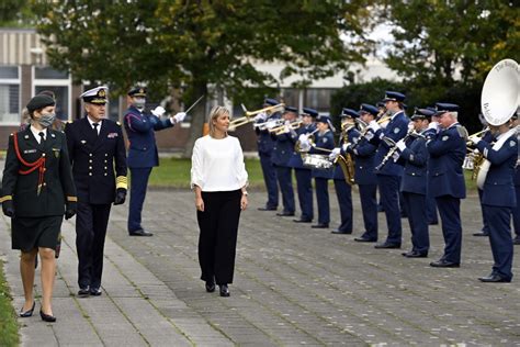 Minister van defensie ludivine dedonder (ps) heeft donderdag aan de vakbonden haar plan voor de opwaardering van het defensiepersoneel voorgesteld. Verteidigungsministerin Dedonder besucht Streitkräfte