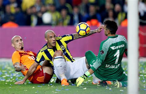 Haftasında ezeli rakipler fenerbahçe ve galatasaray karşı karşıya geldi. Fenerbahçe-Galatasaray derbisinin kazananı Beşiktaş: Maç 0 ...