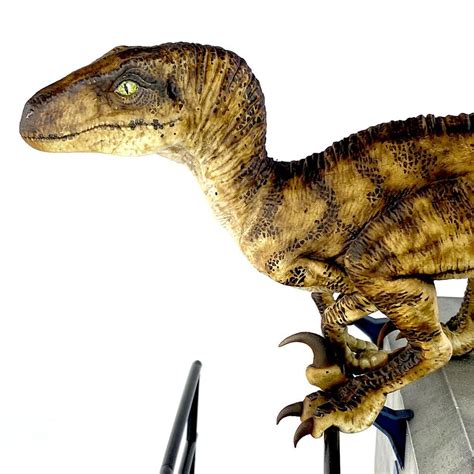 Chronicle Collectibles Jurassic Park Breakout Raptor Statue Collectablesch