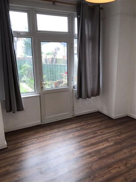 We only provide you with listings from known landlords, which we can ensure are live, and available to rent now. 2 Bedrooms Flat to rent at Merton Road, Wimbledon, SW19 ...