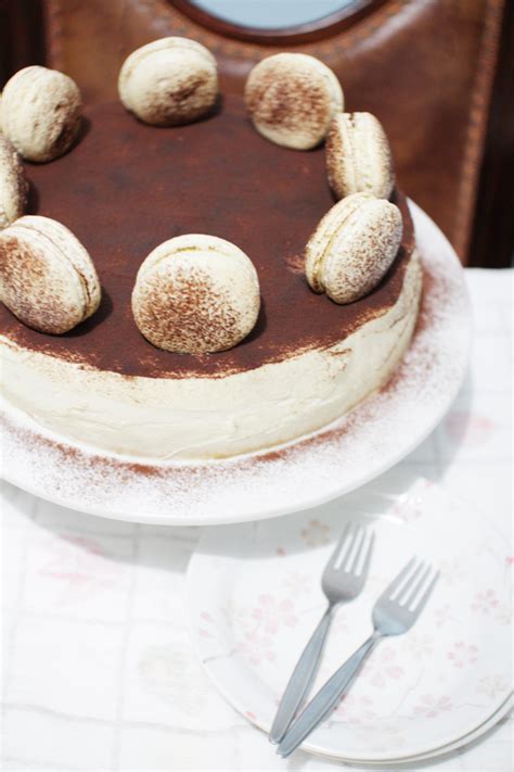Le chiffon cake sono torte molto alte (questa è la loro caratteristica) e si cuociono in stampi appositi dai bordi alti. The Cupcake Ballroom: A Tiramisu hybrid: Tiramisu Chiffon Cake and Macarons
