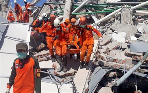 Indonesia Tsunami Rescue Teams Search For Survivors Death Toll Rises To 832