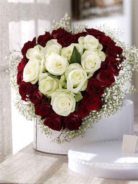 Magnifique Cœur De Roses Rouge Et Blanche Accompagnées De Gypsophile