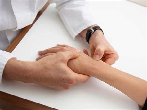 Dabei kommt es zu einem fortschreitenden gelenkverschleiß. Arthrose im Finger behandeln München Zentrum | OrthoCenter