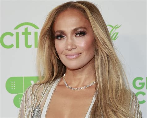 Jennifer Lopez Put Her Own Twist On This Year S Trendiest Haircut Hellogiggles