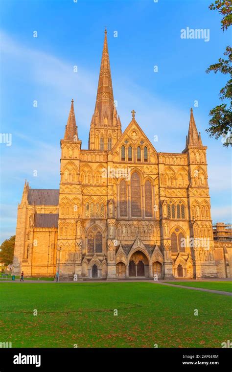 Salisbury Cathedral Salisbury Wiltshire England Uk Stock Photo Alamy