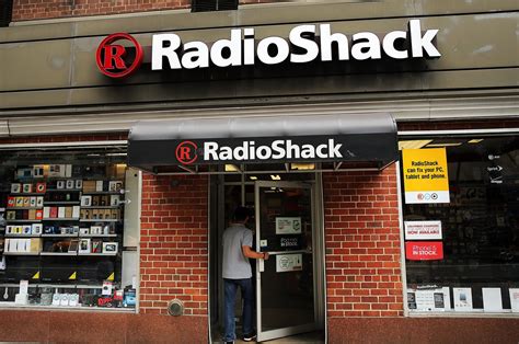 RadioShack files for bankruptcy, announces plan to sell stores - LA Times