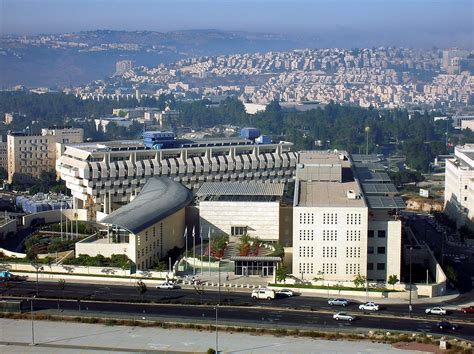 משרד ראש הממשלה מסייע לפעילות ראש הממשלה ומתאם פעולות בין משרדיות בתחומים שונים, לפי החלטות הממשלה וסדרי העדיפויות שקובע ראש הממשלה. אנשי משרד החוץ מאשימים: "קיים רצון מכוון לחסל את המשרד ...