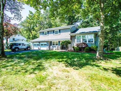 8 Robinson Road Morganville Nj 07751 Zillow