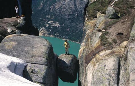 Kjeragbolten ligger ved fjellet kjerag, den høyeste toppen i lysefjorden med sine 1048 høydemetre. Kjerag - Store norske leksikon