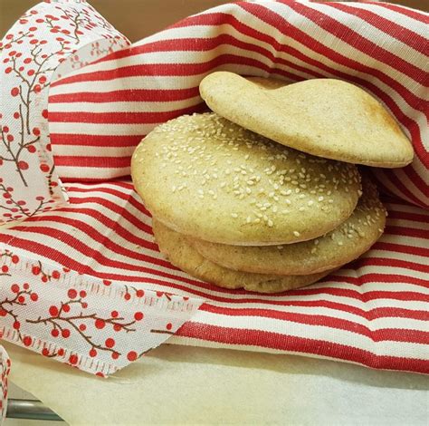 Al momento di servirlo fatelo scongelare in frigorifero e rinvenire in forno per un paio di minuti. Pane pita al farro | PasticciandoConLaFranca | Ricette Vegane