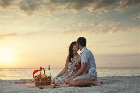 4 Romantic Beach Date Ideas