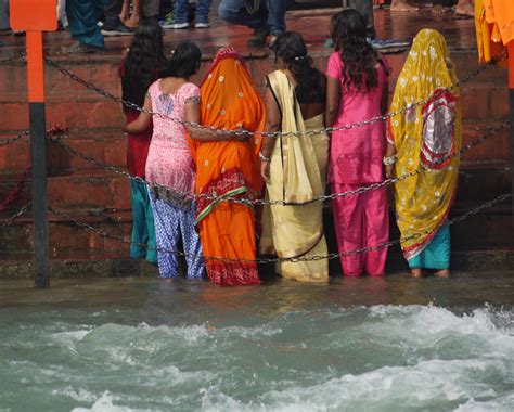 indian women bathing in ganga must see