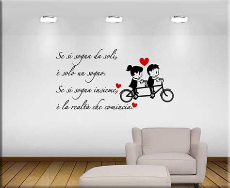 Siamo anime clandestine, che lottano per il loro amore, non abbiamo pace, non abbiamo tempo, mille ostacoli ci separano ma dopo tanto tempo siamo ancora insieme, questa è la. ADESIVI MURALI FRASE SOGNARE INSIEME |ArrediMurali|
