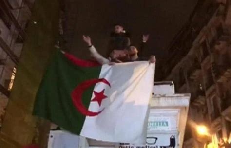 احتفالات في شوارع الجزائر بعد انسحاب بوتفليقة