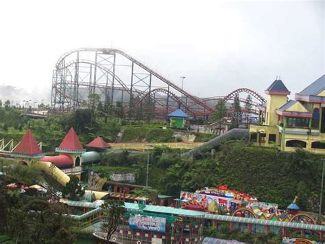 Visitors can explore over 50 types of rides, including roller coasters, ferris wheels, swings, carousels, trains, cars and ships that. Genting Highland Theme Park | Percutian Bajet