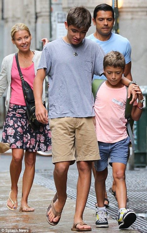 Kelly Ripa 41 Shows Off Her Toned Legs And Pert Bottom In Tiny