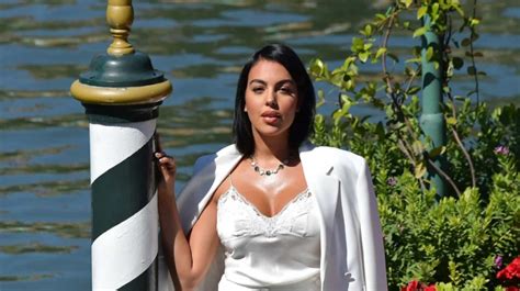 La famosa modella georgiana rodriguez è molto attiva sui social. Georgina Rodriguez atinge 20 milhões de seguidores no ...