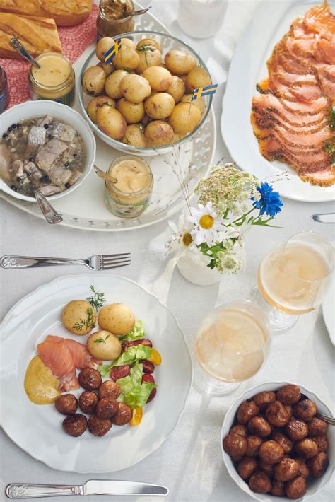 Für sie ist es gewöhnlich eine zeit mit lachs, schnaps und tanz um die mittsommerstange. Midsommar feiern wie in Schweden: Checkliste | Essen ...