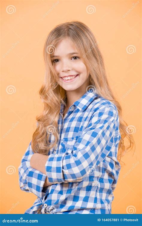 Criança Com Cabelos Longos Loiros No Sorriso De Camisa Azul Pelada