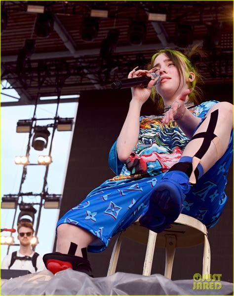Billie Eilish Powers Through Performance After Injuring Her Leg At