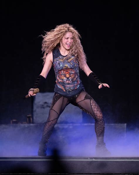 Shakira Performs Live In Hamburg 06032018 Female Guitarist Female