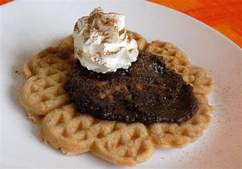 Domácí wafle potřeme marmeládou, dozdobíme šlehačkou, polevou, ovocem a můžeme podávat. Celozrnné wafle recept - TopRecepty.cz