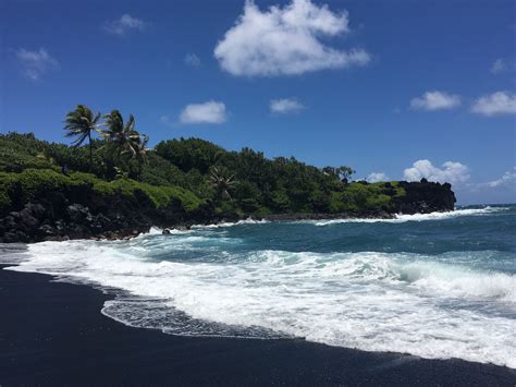 Black Sand Beach Maui Maui Hawaii Sand Beach Black Sand Beachy