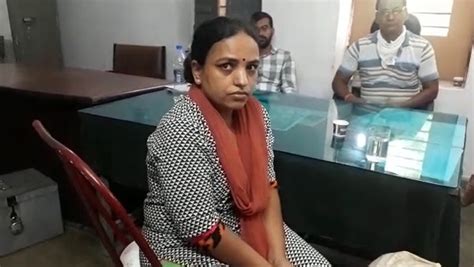 सीमा रामावत Acb को देख महिला पटवारी ने घूस के ₹ 1 लाख फेंके पड़ोसी के नेट में फंसे नोटों के