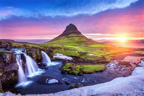 Schöne Landschaft Mit Sonnenaufgang Auf Kirkjufellsfoss Wasserfall Und Kirkjufell Berg Island