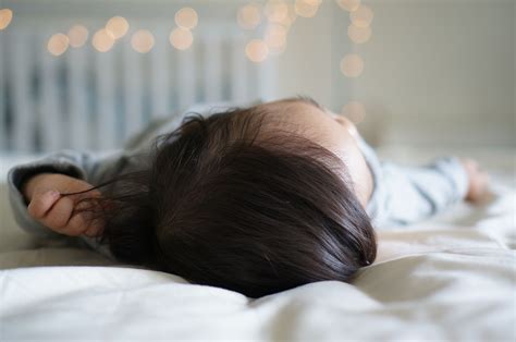 Sommeil quels comportements adopter lorsque l enfant se lève trop tôt