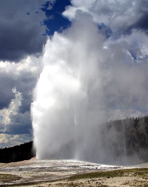 The Old Faithful Geyser Yellowstone Park The Most Impressive Geysers On The Earth