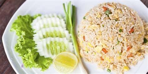 Tumis bawang putih, bawang merah dan cabai merah sampai. Resep cara membuat nasi goreng spesial dan rumahan yang ...