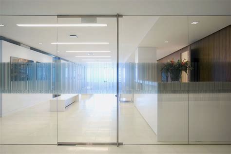 The offered glass door is designed by our experienced professionals utilizing the best grade material and advanced techniques in accordance with the market trends. AutomaticGlassDoor - ADESCOAD