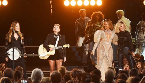 Beyonce Performs ‘daddy Lessons With The Dixie Chicks At 2016 Cma Awards