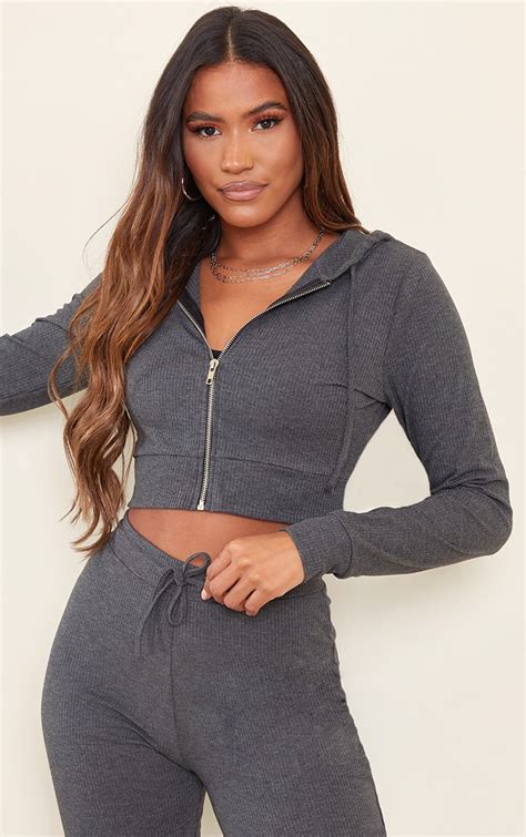 Charcoal Grey Rib Zip Through Cropped Hoodie Prettylittlething Ie