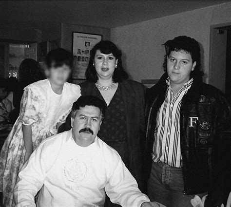 Pablo Escobar With Wife And Children Pablo Escobar Poster Don Pablo