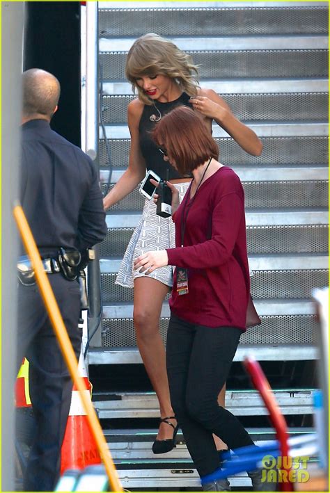 Taylor Swift Gets Ready To Entertain Us On Jimmy Kimmel Live Photo 3225863 Taylor Swift