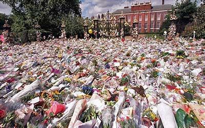 El funeral de diana, princesa de gales. El funeral de Diana marcó el regreso a la Inglaterra ...